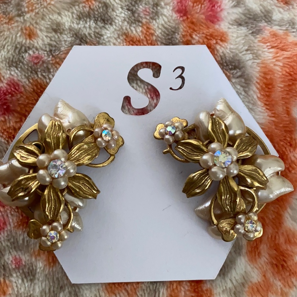 Beautiful vintage clip style earrings ✈️